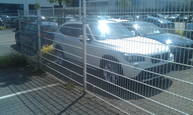 Hier noch beim Händler hinter Gittern
